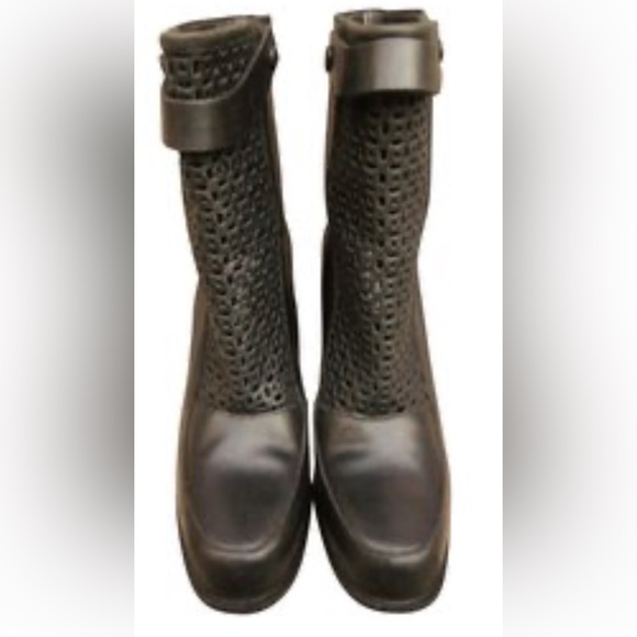 Brand: & Other Stories
- Boots & Other Stories, - size 37- good condition - Picture 2 of 4